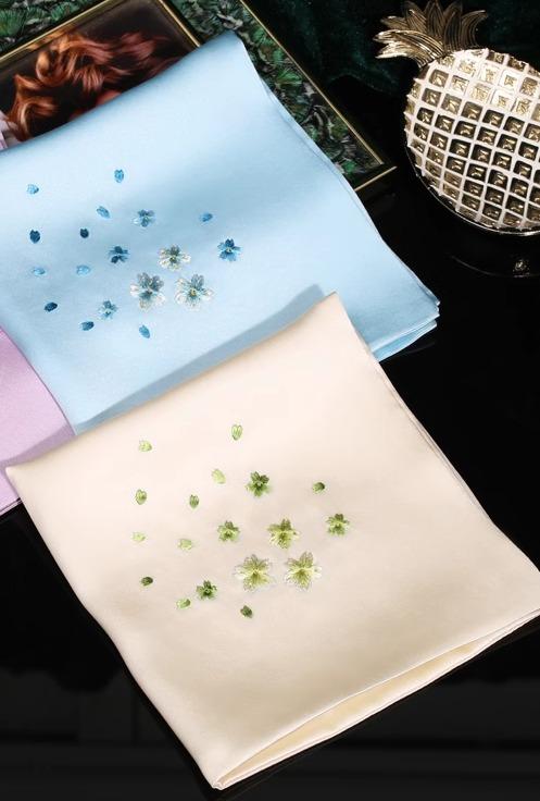 ハンカチ プレゼント 女性 母の日 花柄 刺繍 正方形 柔らかい 上品 光沢 送別会 退職 お礼 お返し シンプル 青 グレー ベージュ