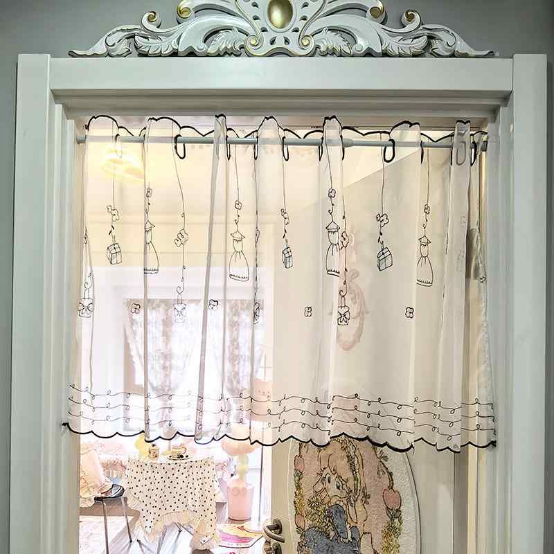 目隠し カーテン おしゃれ 透け感 ガーリー イラスト 刺繍 薄手 キッチン 窓 遮断 半透明 寝室 ドア インテリア 装飾 花 姫系