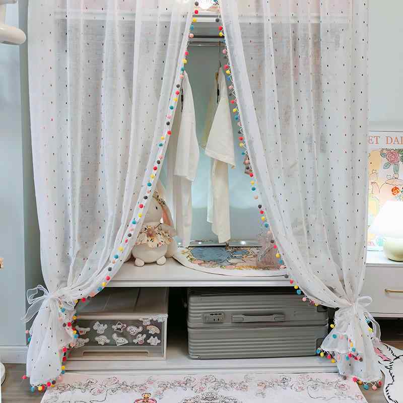 目隠し カーテン おしゃれ 透け感 レース プリーツ フリル ふりふり インテリア 装飾 姫系 ラック 本棚 クローゼット 面ファスナー カラフル ポンポン 中央開閉 カラーボール