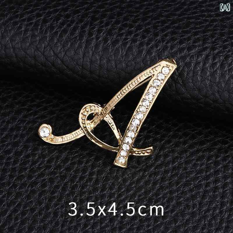 ピンバッジ バッチ アクセサリー ブローチ ラペル ピンズ アルファベット イニシャル 大きめ メタル ラインストーン キラキラ おしゃれ メンズ レディース ...