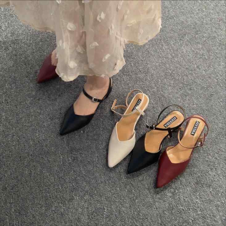 ・スタイル: 韓国風・裏地素材: PU・アッパー高さ: 低め 10cm未満・サイズ展開: 35 36 37 38 39・対象年齢層: 18～40歳・留め具: スリッポン・着用シーン: デイリー・アッパー素材: PU・製法: 接着・ヒールの高さ: ミドルヒール 約3～5cm・タイプ: つま先ありサンダル・インソール素材: PU・つま先形状: ラウンドトゥ・ヒール形状: チャンキーヒール・ソール素材: ゴム・柄: 無地・バックスタイル: バックレス・サイドデザイン: サイドオープン・カラー展開: レッド ブラック オフホワイト