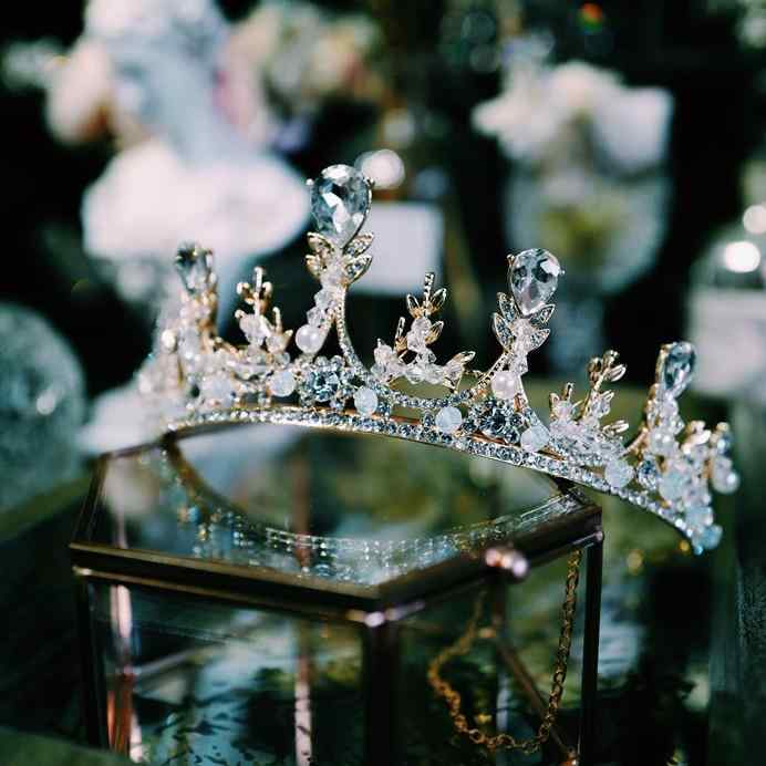 ティアラ 花嫁 ブライダル ウェディング プリンセス 結婚式 披露宴 誕生日 パーティー 大人式 子供 キッズ 女性 華やか バロック ゴールド シルバー ジルコニア 人工宝石 ヘッドドレス 王冠