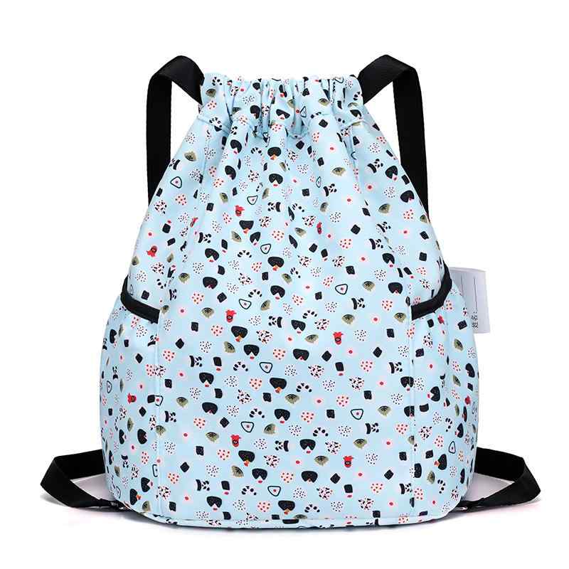 ・素材: オックスフォード生地・開閉方式: 巾着式・柄: 植物.花柄・スタイル: スクール・形状: バケツ型・・性別: ユニセックス・カラー展開: ピンクスイカ.彩り蝶々.サボテン.フルーツ柄.カラフルツリー.花柄.UFO.足跡柄.可愛いネコ・内部構造: 携帯ポケット・裏地素材: ポリエステル・ショルダーストラップ: ダブル・対象: キッズ・持ち手: 取り外し可能・外側ポケット: フラップポケット・硬さ: ソフト・サイズ: 中・防水性: 撥水加工・収納可能PCサイズ: 約2032cm