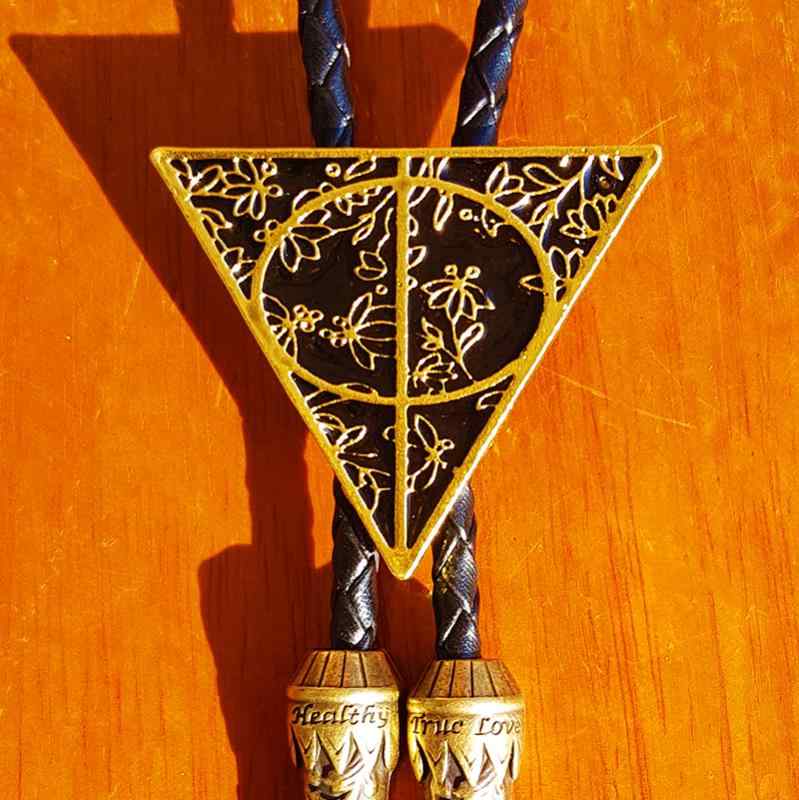 ボロタイ メンズ 男性用 三角形 レザー 革紐 ダーク系 ゴシック ロック 個性的 おしゃれ 大人カジュアル スリム スリム 柄 アクセサリー