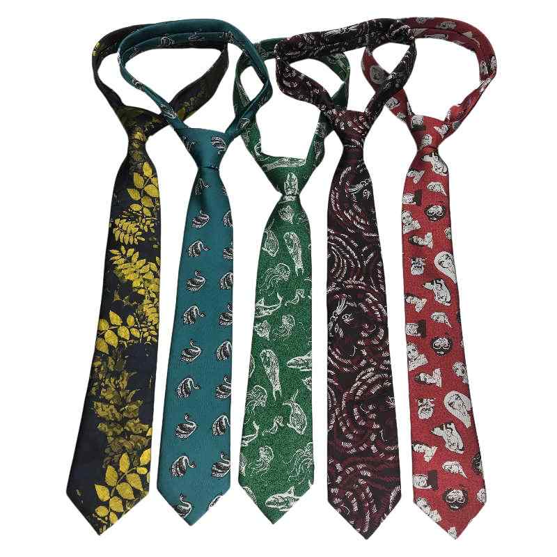・カテゴリ: ネクタイ（アロー型）・スタイル: カジュアル・主な素材: ポリエステル・裏地素材: ポリエステル・柄: 小花柄・加工: 先染め・ネクタイ幅: 7cm・カラー展開: 深紅地人物柄.緑地海洋生物柄.黄緑系テクスチャー.黒地猫柄.黒...