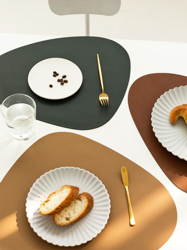 ランチョンマット 北欧風 おしゃれ レザー調 防水 撥水 防汚 断熱 耐熱 テーブルマット コースター 鍋敷き 多色展開 家庭用 食卓 ダイニング お手入れ簡単