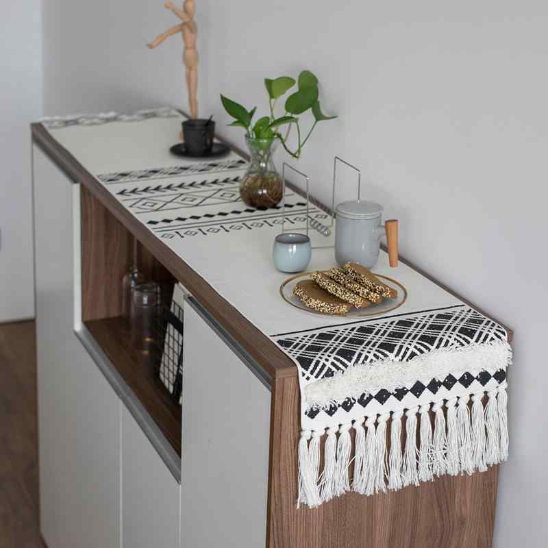テーブルランナー 北欧 上品 現代的 シンプル 幾何学模様 おしゃれ 混紡 リビング コーヒーテーブル ダイニング 食卓 テレビ台 長方形 ブラック ホワイト フリンジ 多目的