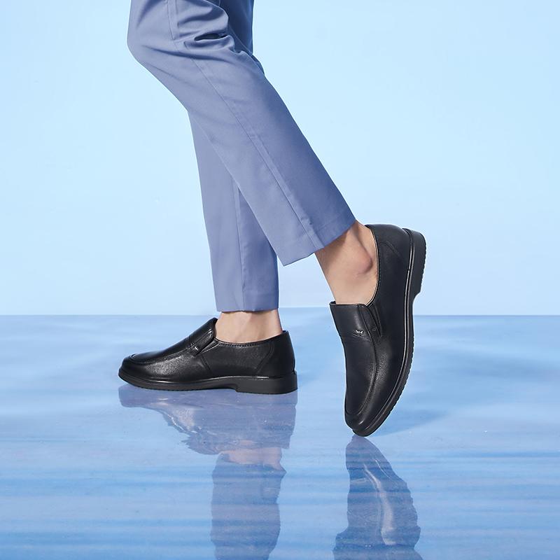 靴 メンズ 男性用 父親 秋冬 革 牛革 レザー カジュアルシューズ スリッポン 柔らかい靴底 軽量 大きいサイズ ラウンドトゥ フラットヒール 無地 ステッチ...