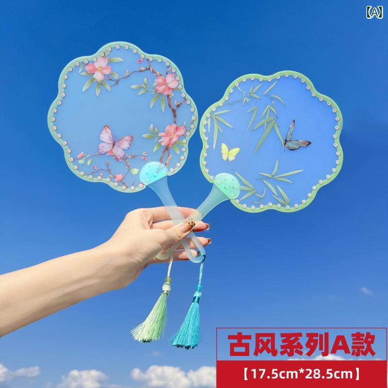 要素: 古風 扇面素材: プラスチック 扇骨素材: プラスチック 開いた形状: 扇形 工芸: プリント 扇子タイプ: 日用扇 カラー: 古風シリーズA（2本セット）.古風シリーズB（2本セット）.古風シリーズ（4本セット）.カラフルペットシリーズA（4本セット）.カラフルペットシリーズB（4本セット）.四角動物シリーズA（4本セット）.四角動物シリーズB（4本セット）.円形動物シリーズA（4本セット）.円形動物シリーズB（4本セット）.異形くまシリーズA（4本セット）.異形くまシリーズB（4本セット）.異形動物シリーズA（4本セット）.異形動物シリーズB（4本セット）