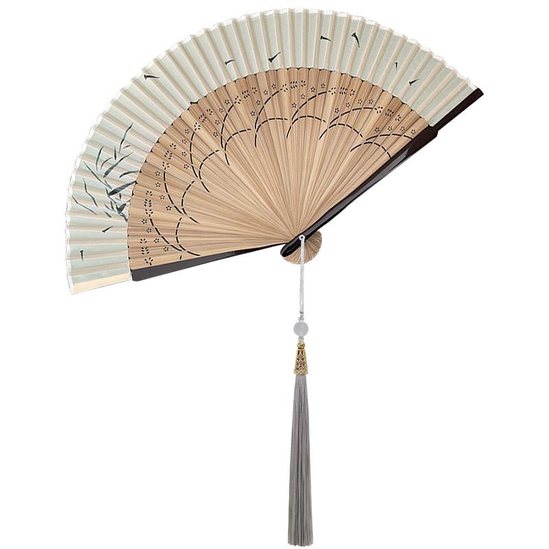デザイン: レトロ 扇面素材: 綾 扇面の形状: 扇形 工芸: プリント タイプ: 工芸扇 扇骨本数: 42本 扇骨素材: 竹 手作り: 手作り サイズ: 約21-22cm カラー: 清風（扇カバー・房飾り付き）.清風グレー（扇カバー・房飾り付き）.ナチュラルホワイト（扇カバー・房飾り付き）.グリーングラデーション（扇カバー・房飾り付き）.ナチュラルグリーン（扇カバー・房飾り付き）.レトロ猫蝶（扇カバー・房飾り付き）.如意仙鶴（扇カバー・房飾り付き）.グリーン骨桜（扇カバー・房飾り付き）.クチナシ（扇カバー・房飾り付き）.蓮（扇カバー・房飾り付き）.蓮グリーン骨（扇カバー・房飾り付き）.ライトグリーン×ブルー（扇カバー・房飾り付き）.ライトグリーン×ホワイト（扇カバー・房飾り付き）.レッド骨ホワイト（扇カバー・房飾り付き）.蝶蘭（扇カバー・房飾り付き）.レッド骨レッド（扇カバー・房飾り付き）.パープルグラデーション（扇カバー・房飾り付き）.ローズレッドグラデーション（扇カバー・房飾り付き）.ウォームイエローグラデーション（扇カバー・房飾り付き）.ターコイズグラデーション（扇カバー・房飾り付き）.ブルー×ホワイトグラデーション（扇カバー・房飾り付き）.グレー×ホワイトグラデーション（扇カバー・房飾り付き）.花柄グリーン（扇カバー・房飾り付き）.花柄ダークブルー（扇カバー・房飾り付き）