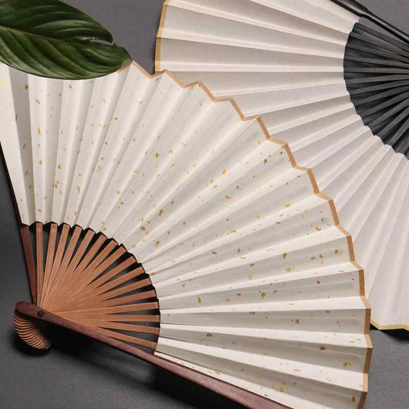 デザイン: レトロ カラー: チキンウィングウッド.エボニー.ローズウッド サイズ: 7寸-18方.8寸-18方.9寸-18方.10寸-15方 素材: 実木.宣紙 扇面種類: 宣紙扇面.蘇工扇面 特徴: 手作り