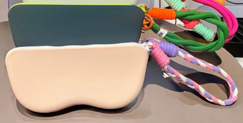 Vanity Bags - メガネ ケース カバン に つける ポーチ シリコン サングラス 防水 ストラップ 持ち運び 普段使い 旅行 シンプル 無地 ピンク グレー 青