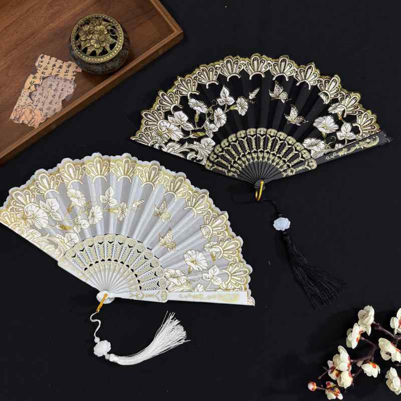 要素: クラシックデザイン 扇面素材: 綾 形状: 扇形 加工: 模様プレス加工 種類: 日用扇 扇骨素材: プラスチック サイズ: 7インチ カラー: ゴールドバタフライ・ホワイト.ゴールドバタフライ・ブラック.ゴールドバタフライ・レッド.ゴールドバタフライ・ブルー.ローズバタフライ・ホワイトゴールド.ローズバタフライ・ホワイトシルバー.ローズバタフライ・ブラックゴールド.ローズバタフライ・レッドゴールド