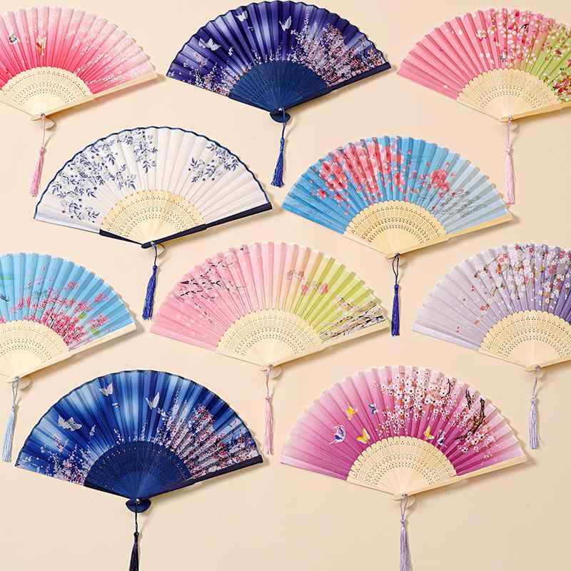 要素: ナチュラル 扇面素材: 綾 扇面形状: 扇形 扇子タイプ: ダンス扇子 扇面工芸: プリント 扇骨素材: 竹 カラー: #A01桃華.#A02詩韻.#A03素白.#A04墨軒.#A05嫣紅.#A06蝶恋.#A07仙鶴.#A09花蝶.#A10雪泥.#A11ランダム.#A12月白.#A13竹韻.#A14秀雅.#A15綬煙.#A16蝶遊.01桃華+02詩韻（2本セット）.01桃華+14秀雅（2本セット）.01桃華+05嫣紅（2本セット）.02缥渺+07仙鶴（2本セット）.04墨軒+03素白（2本セット）.03素白+13竹韻（2本セット）.03素白+12月白（2本セット）.05嫣紅+06蝶恋（2本セット）.14秀雅+06蝶恋（2本セット）.10雪泥+12月白（2本セット）.04雪泥+12月白（2本セット）