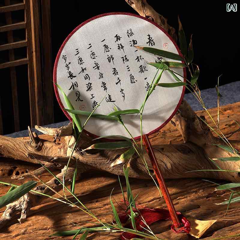 スタイル: 中華風 ハンドル長さ: 15cm 素材: 扇面直径: 20cm カラー: レッド（春日宴）.レッド（虞美人-听雨）.レッド（醉后不知天在水，满船清梦压星河）.レッド（时光清浅处 一步一安然）.イエロー（舍得）.オイルペイント（順遂）.グリーン（我居北海君南海）.グリーン（小扇引微凉 悠悠夏日长）.四弁形（清凉境）.四弁形（毕竟几人真得鹿 不知终日梦为鱼）.ブルー八弁形（春有百花秋有月）.ブルー八弁形（花将色不染 水与心俱闲）.レッド八弁形（花非花 雾非雾）.レッド八弁形（浅予深深 长乐未央）.飛仙形（今夕何夕 见此良人）.宮形（欲买桂花同载酒 终不似少年游）.宮形（摇钱扇 一摇千金来 二扇万两至）.鳳冠形（我醉欲眠卿且去 明朝有意抱琴来）.鳳冠形（喜晴 连雨不知春去 一晴方觉夏深）.飛仙形（醉后不知天在水 满船清梦压星河）.レッド八弁形（手書き）.宮形（手書き）.レッド丸形（手書き）.アンティーク風四弁形（手書き）.鳳冠形（手書き）.ブルー八弁形（手書き）.飛仙形（手書き）.グリーン縁丸形（手書き）.イエロー縁丸形（手書き）.オイルペイント（手書き）.レッド丸形（無地）.アンティーク風四弁形（無地）.レッド縁八弁形（無地）.ブルー縁八弁形（無地）.飛仙形（無地）.ブルー縁宮形（無地）.グリーン縁鳳冠形（無地）.グリーン縁丸形（無地）.イエロー縁丸形（無地）.オイルペイント（無地）
