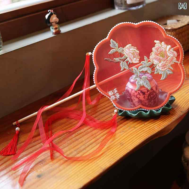 デザイン: 宮廷風 扇面素材: 綾 開いた形状: 六角形 扇面加工: 刺繍 種類: 工芸扇 扇骨素材: 竹 カラー: 梅刺繍レッド.梅刺繍グリーン.レッド大牡丹毛付き.レッド毛付き.グリーン毛付き