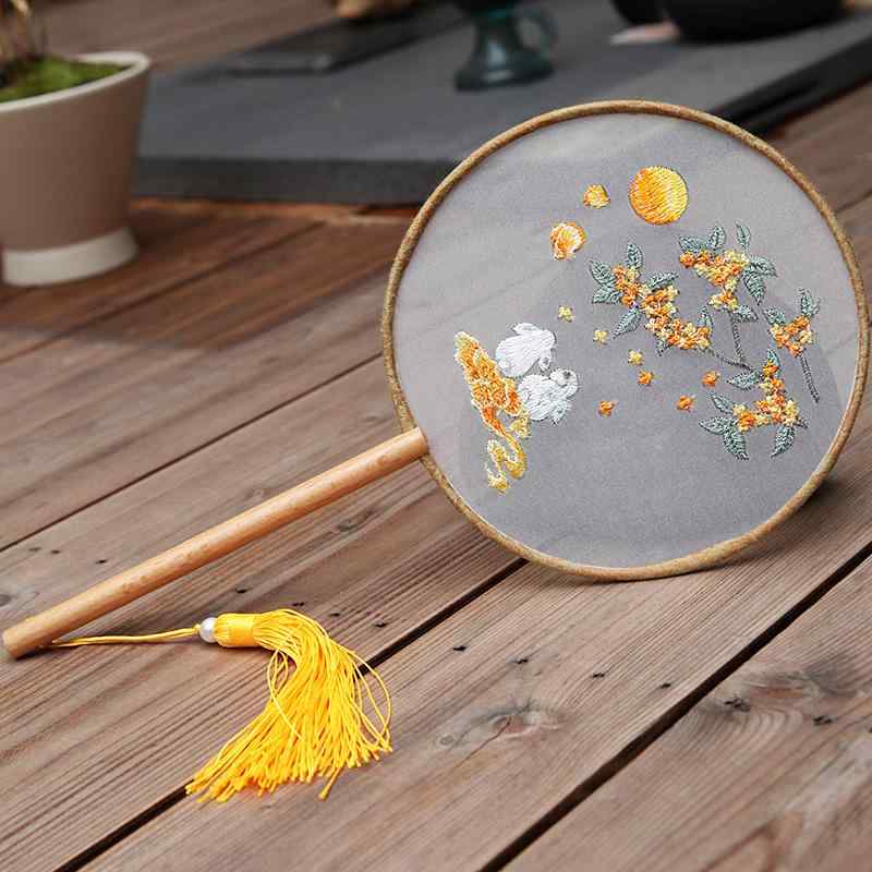 デザイン: 古風 扇面素材: 綾 扇面形状: 円形 扇面加工: 刺繍 扇骨素材: 竹 カラー: 桂花うさぎ.うさぎ.黄色い花.紫の九尾