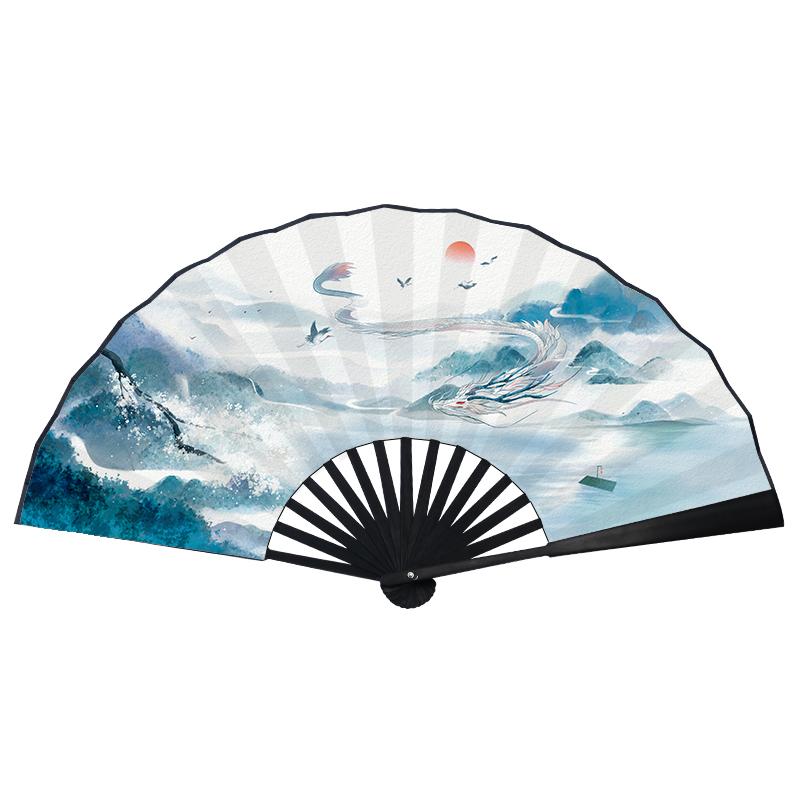 デザイン: 水墨風 扇面素材: 綾 開いた形状: 扇形 用途: 日用扇 扇面加工: プリント 扇骨本数: 15本 扇骨素材: 竹 サイズ: 10寸 カラー: 龍騰四海.雲霧山海.霊龍戯珠.雲闕天宮.清風徐来.霊山仙鹿.鶴唳華亭.青丘白狐.龍吟九霄.龍遊太虚.霊龍戯珠+扇カバー飾り.龍騰四海+扇カバー飾り.清風徐来+扇カバー飾り.霊山仙鹿+扇カバー飾り.青丘白狐+扇カバー飾り.龍吟九霄+扇カバー飾り.雲闕天宮+扇カバー飾り.鶴唳華亭+扇カバー飾り.龍遊太虚+扇カバー飾り.雲霧山海+扇カバー飾り 製造方法: 手作り