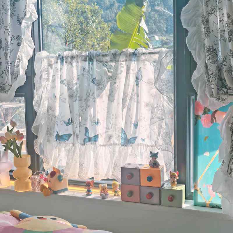 カフェカーテン おしゃれ レース 小窓 目隠し 透け感 白 薄手 青 蝶 トイレ バルコニー 大きめフリル エレガント 花柄 プリント 上品