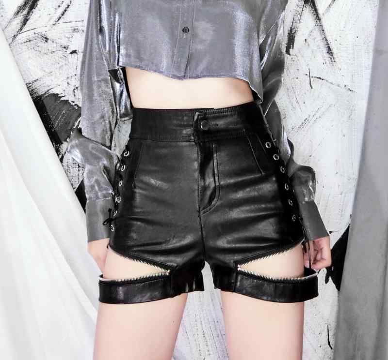 ショートパンツ レディース 春秋 ブラック PUレザー ハイウエスト Aライン ワイド 細見え レースアップ..