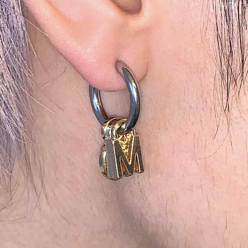 Coral - ピアス メンズ シンプル 普段使い 外出用 大人 アクセサリー パンク風 ぶら下がり 揺れる 合金 チタン 英文字 おしゃれ ゴールド