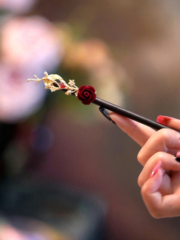 - 材質: - - - 種類: 簪 - カラー: ライトグリーン.レッド花鈴蘭.レッド花菊.レッド花蝶.レッド花小菊.レッド花枝.レッド花パールタッセル.ピンク花.ピンク花タッセル.ホワイト蝶オレンジ花.イエローフラワー.ホワイト花タッセル.バイオレットフラワー.ピンク花.ホワイトピンク花.ピンク花タッセル.ピンク花.レッド花檀木 - 装飾: 非装飾