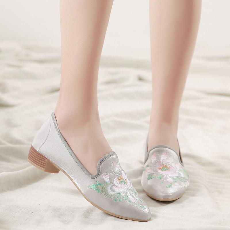 パンプス レディース シルバー 刺繍 エスニック調 布製 スクエアヒール ポインテッドトゥ ローカット レトロ アンティーク調 上品 春夏 普段使い