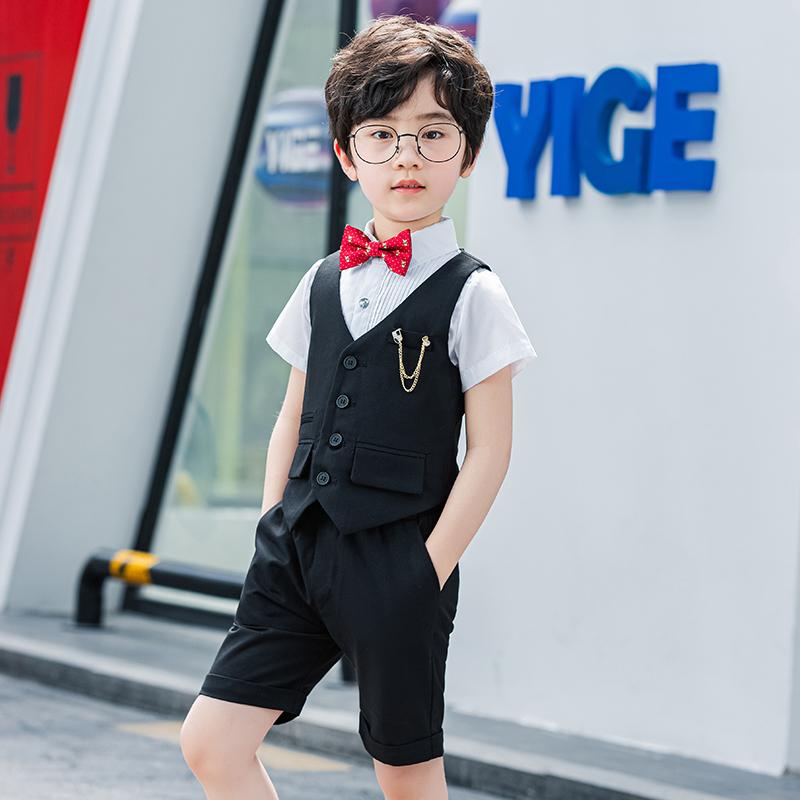 ・カテゴリ: フォーマル・スタイル: 韓国風・主な素材: ポリエステル・対象性別: 男の子・対象年齢: 3歳.4歳.6歳.7歳.8歳.9歳.10歳.11歳.12歳.13歳.14歳・カラー展開: ブラック・セット内容: 3点セット（ベスト.ショートパンツ.ブローチ）.5点セット（ベスト.ショートパンツ.シャツ.ブローチ.ネクタイ）・サイズ展開: 90cm.100cm.110cm.120cm.130cm.140cm.150cm.160cm・基準: B区分