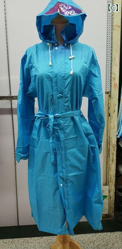 フロントップ楽天市場店のレインコート 大きいサイズ ゆったり 大きいサイズ ロング丈 着痩せ効果 スリム見え 防水 防風 軽量 ジッパー フード ポンチョ トレンチコート風 旅行 アウトドア 通勤 通学｜アングル3