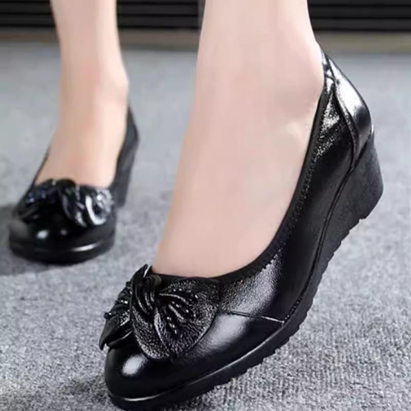 レディース パンプス ラウンドトゥ 革 牛革 柔らかソール ウェッジソール ミドルヒール 快適 浅め履き口 スリッポン リボン 普段使い オールシーズン 黒 青 赤