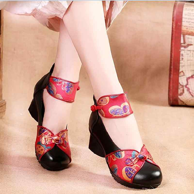 ・留め具: 面ファスナー・サイズ展開: 35.36.37.38.39.40・柄: 配色・スタイル: エスニック・デザイン要素: 花柄.バックル.配色・ヒールの高さ: ミドルヒール（約3-5cm）・カラー展開: ブラック.レッド・つま先の形状: ラウンドトゥ・シーン: デイリー・ヒールの形状: 太ヒール・ソール素材: ゴム・裏地素材: マイクロファイバー・対象: 18～60歳・開口部の深さ: 浅め・革の特性: 補修加工革・製法: 接着製法・インソール素材: マイクロファイバーレザー・カテゴリ: パンプス・アッパー素材: 牛革（トップグレイン）