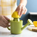 手動ジューサー 家庭用 フルーツ絞り器 オレンジ レモン スクイーザー 手軽 お手入れ簡単 プラスチック製 ジョウロ型 フィルター コンパクト 軽量 ジュース作...