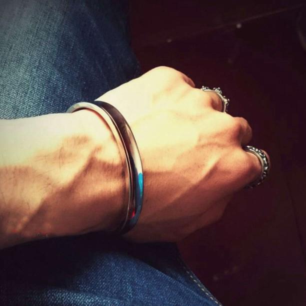 バングル メンズ チタン鋼製 シンプル ユニーク 光沢 オープンタイプ 凹面 韓流 日韓スタイル アクセサリー