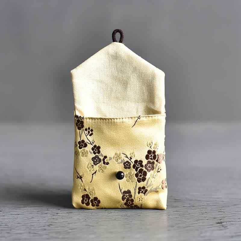 アクセサリーポーチ 手刺繍 布製 フラップ 梅の花ボタン ミニサイズ ジュエリー収納 巾着袋 ネックレス..