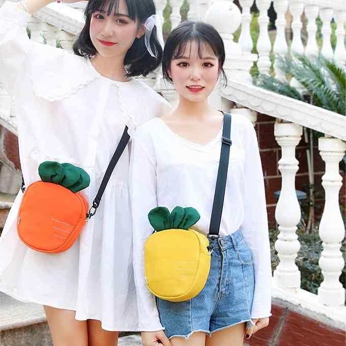 ・素材: キャンバス・開閉方法: ファスナー・柄: フルーツ・スタイル: カートゥーン・要素: バイカラー・カラー展開: レモンイエロー.ベージュ.スイートオレンジ.イエローブラウンチェック・内部構造: スマホポケット・持ち方: 斜め掛け.オフショルダー・裏地素材: ポリエステル・ショルダーストラップの種類: シングル・持ち手タイプ: 取り外し可能ハンドル・外ポケットの種類: オープンポケット・バッグの硬さ: ソフト・タイプ: ショルダーバッグ・サイズ: 小型・洗濯: 可能