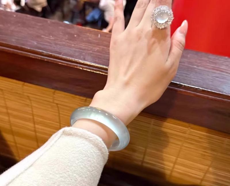 Pearl White - バングル クリア おしゃれ 透明 アクセサリー 青 紫 ラインストーン ブレスレット シンプル ラウンド ギフト 誕生日 普段使い 太め