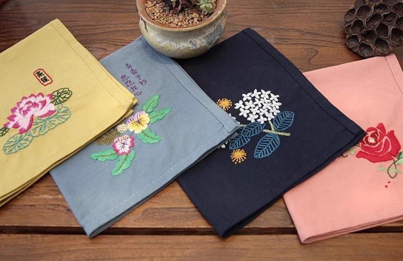 ハンカチ レディース ギフト 母の日 刺繍 レトロ チャイナ風 花 漢字 柔らかい 普段使い ビジネス 汗拭き 正方形 バラ ハス 綿