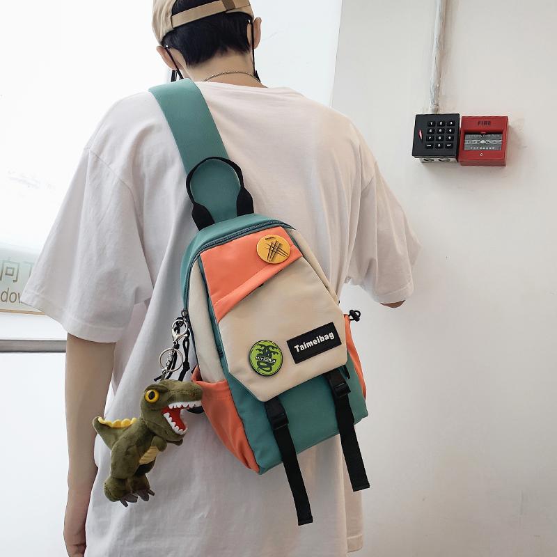 斜め掛けバッグ メンズ 小さめ 軽量 柔らかい ショルダー 韓国 普段使い ジッパー ポケット セット チャーム カラーブロック カジュアル おしゃれ 英文字ロゴ 緑 黒 赤
