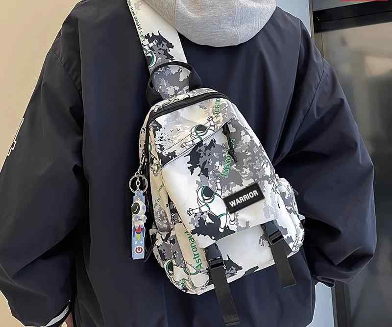 裏地素材:ポリエステル素材:ナイロン生地