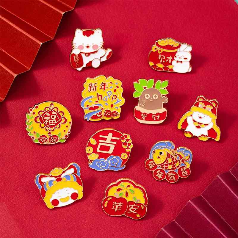 バッジ おしゃれ チャイナ風 漢字 猫 魚 新年 お祝い ブローチ テキスト アクセサリー 光沢 カラフル ..