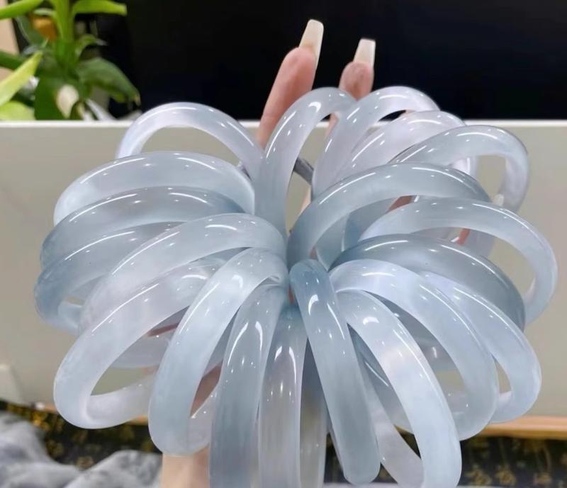 水晶 ブレスレット おしゃれ 透明 白月光 玉髄素材 丸形 リング バングル 細め 幅広 レディース 手首 アクセサリー キャッツアイ効果 シンプル 上品