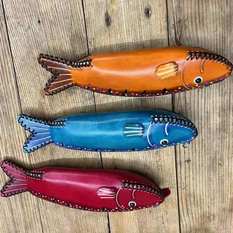 ペンケース 革 レザー 大人 レディース メンズ 小銭入れ 筆箱 雑貨 小物収納 ポーチ ステッチ 刺繡 魚型 おしゃれ 赤 オレンジ