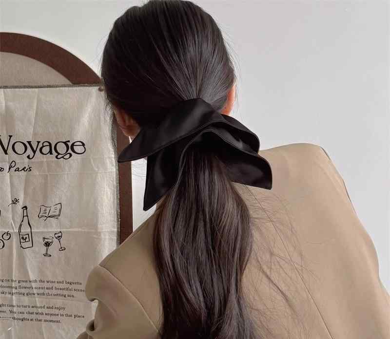 シュシュ 大きめ 白 黒 耐久性 サテン 韓国 レディース シンプル カジュアル おしゃれ 普段使い ヘアアクセサリー おでかけ お団子 柔らかい