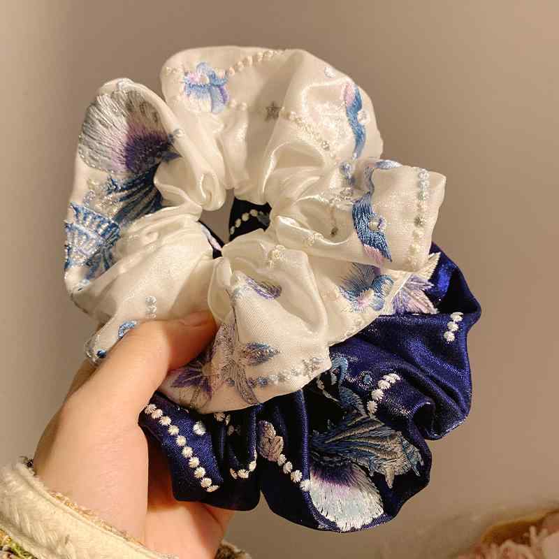 シュシュ 大きめ レディース 刺繍 サテン ボリューム フレンチ ゴム ヘアアクセサリー シンプル おしゃれ 普段使い おでかけ パーティー お団子 ベージュ ...