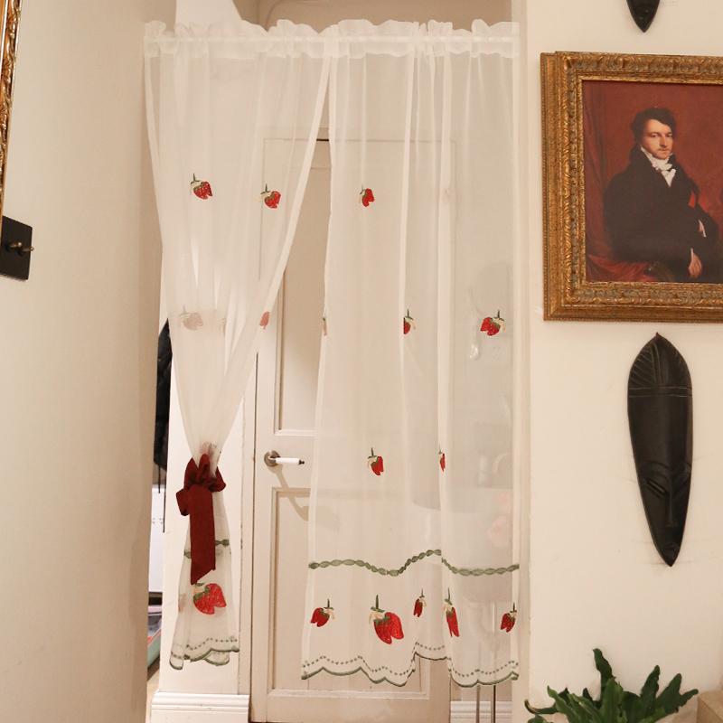 カフェカーテン おしゃれ レース カントリー イチゴ 刺繍 のれん 目隠し キッチン 洗面所 小窓 間仕切り 子供部屋 赤 リボン付き