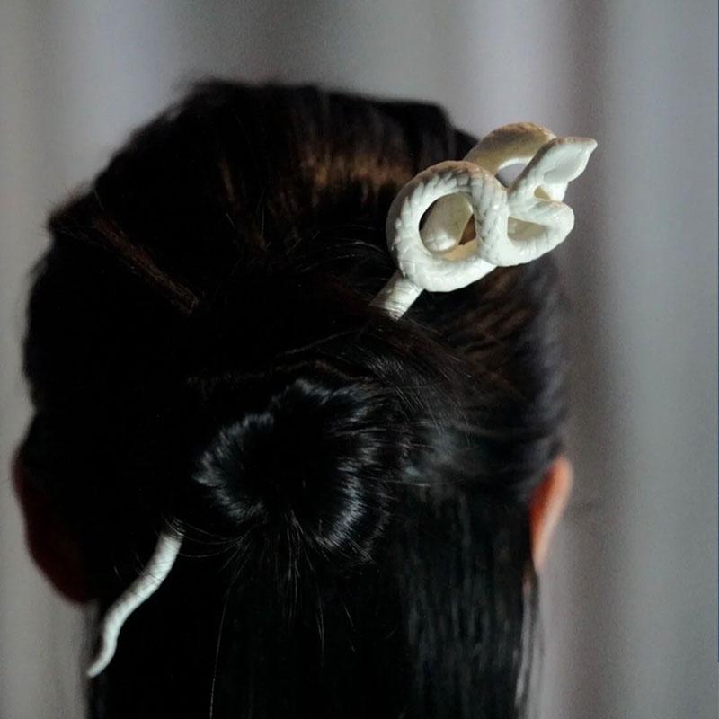 かんざし 一本 蛇 新年 コスプレ ヘアアクセサリー ピン モダン シンプル ダーク チャイナ風 漢服 ヘッド くねくね 彫刻 まとめ髪 アップスタイル 白 黒 青