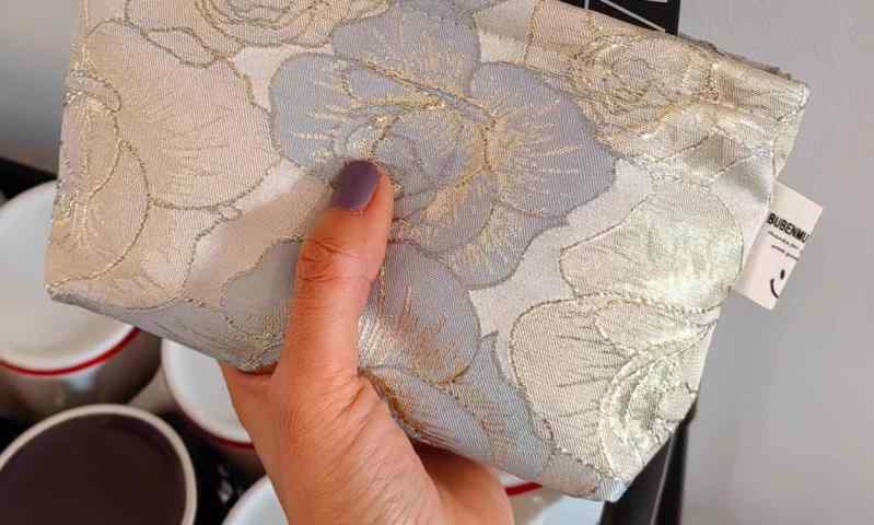 ポーチ 小物入れ 大容量 収納 整理整頓 コスメ サニタリー ポータブル クラッチ ファスナー ジャカード キャンバス 旅行 母の日 プレゼント韓国 花柄 紫 銀 青