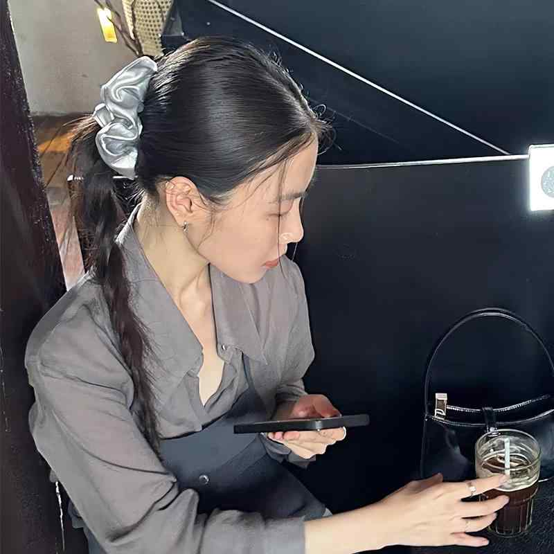 シュシュ 女性用 シルバー 大きめ 豪華感 ゆったり シンプル 丸子頭 髪飾り かわいい ヘアアクセサリー