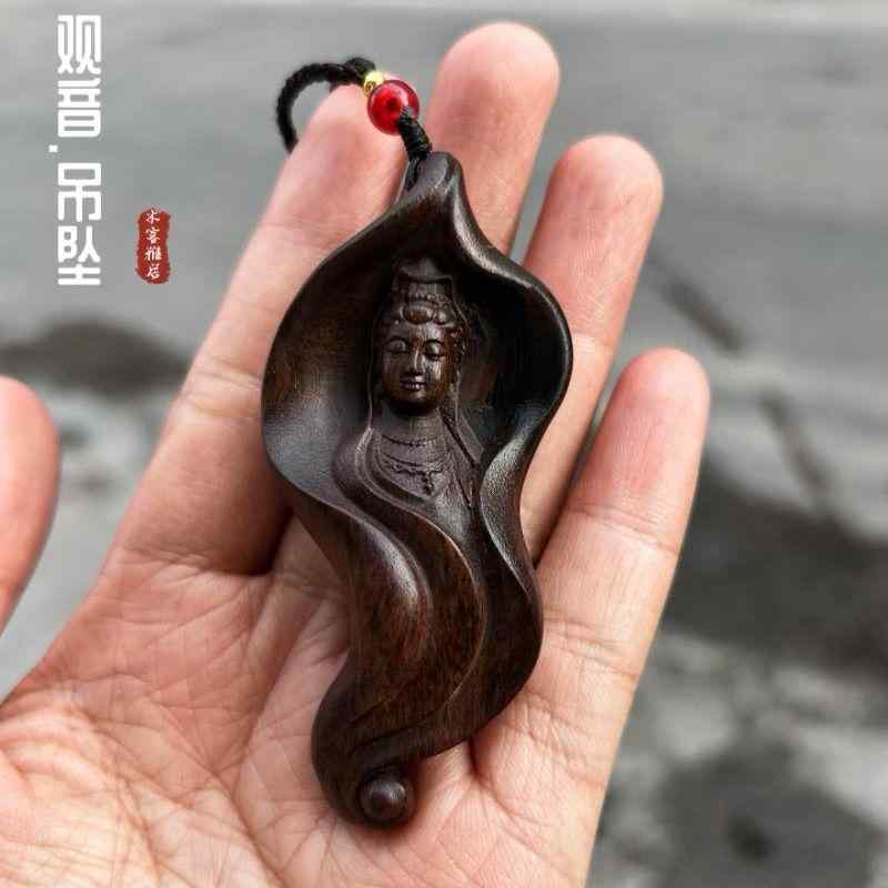 サイズ： 約高さ6.7cm.幅3.4cm.厚さ1.8cm