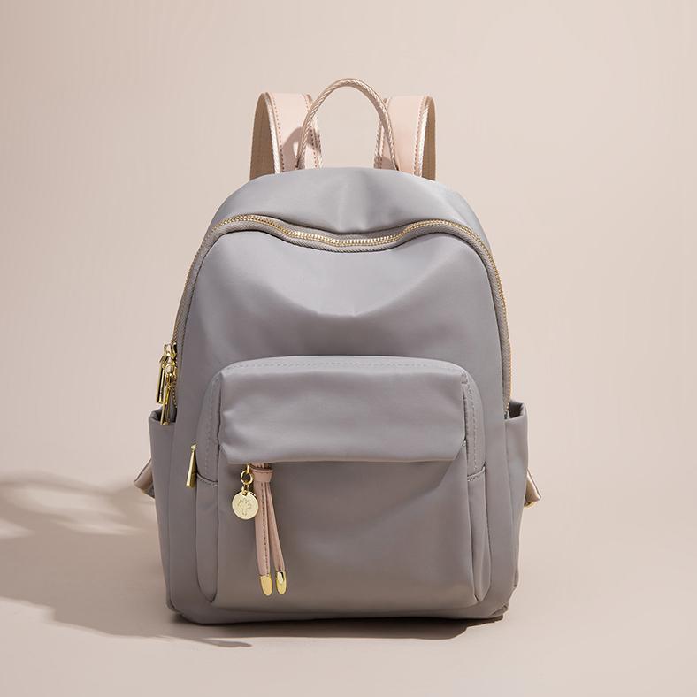 内部構造: 携帯ポケット.メインポケット.ファスナー付きポケット.仕切りファスナー付きポケット ライニング素材: 織物 閉じ方: ファスナー 形状: 縦型長方形 カラー: ダークグレー.ブラック.アプリコットグレー.アプリコット+ブラウン.カーキ.コーヒー色.ピンクパープル.グレーブルー 取っ手の種類: ソフトハンドル 流行要素: チェーン 外ポケットの種類: 掘り込みポケット 硬さ: ソフト 防水機能: 防水 サイズ: 中 素材: ナイロン布 柄: 無地